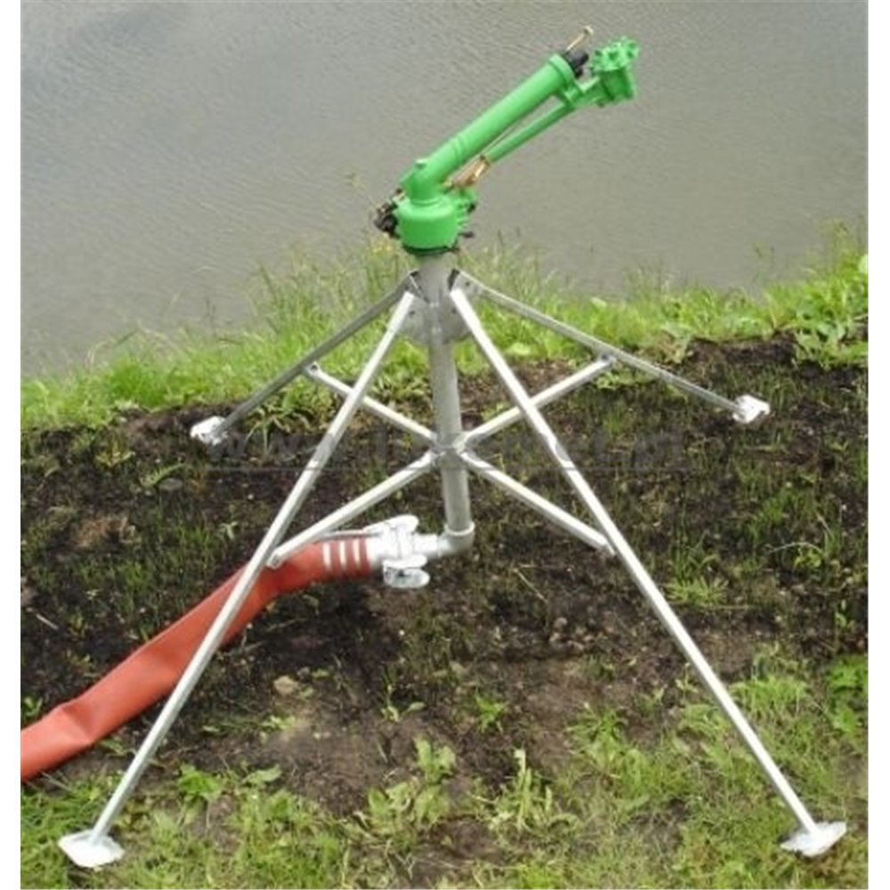 Nawadnianie boiska zraszaczem SKIPER